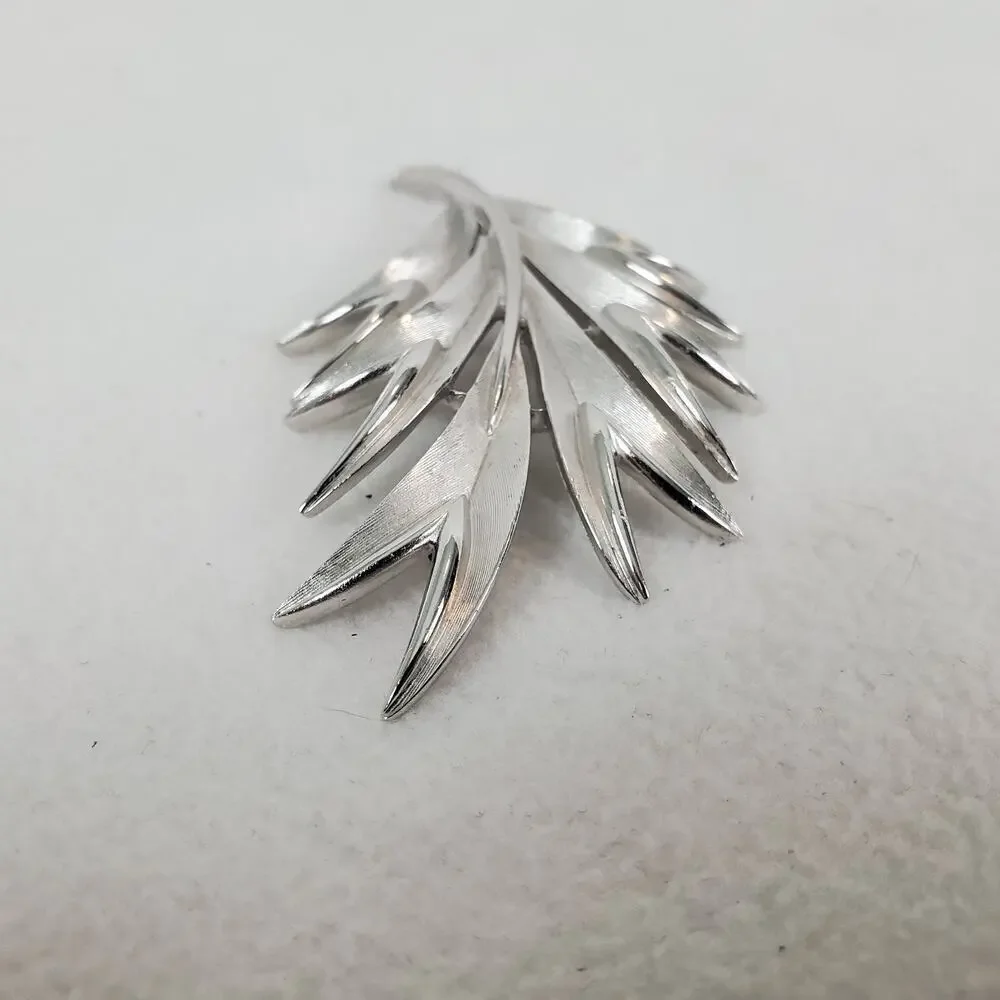 Vintage Crown Trifari Textured Silver Tone Swirl Feather Leaf Pin Brooch
